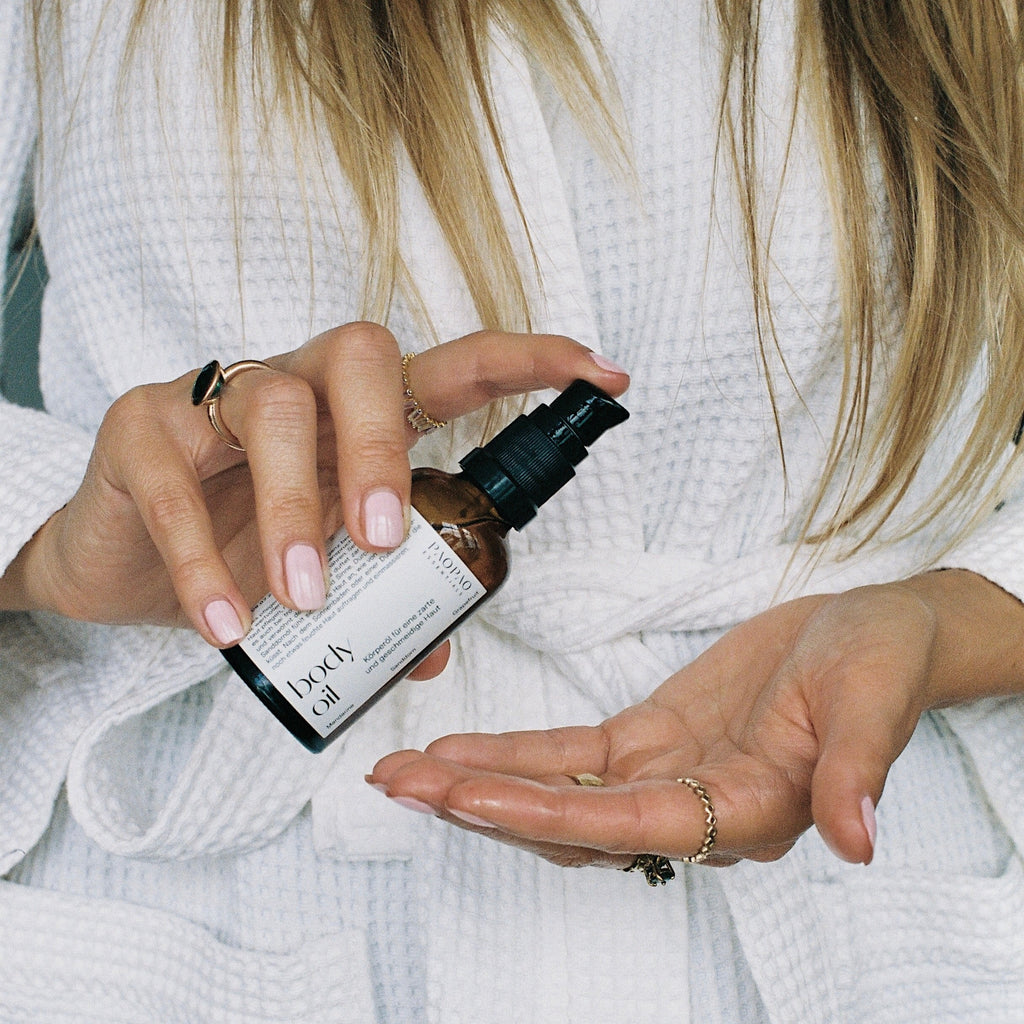 Pflegeöl von paopao essentials für eine zarte, geschmeidige Haut, naturkosmetisches Körperöl in einer eleganten Flasche