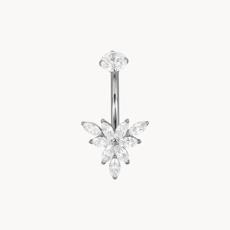 Bauchnabelpiercing Titan Bananabell mit Blüte, ROYALSKIN, glänzendes Schmuckstück mit Blütenmuster, auf weißem Hintergrund.