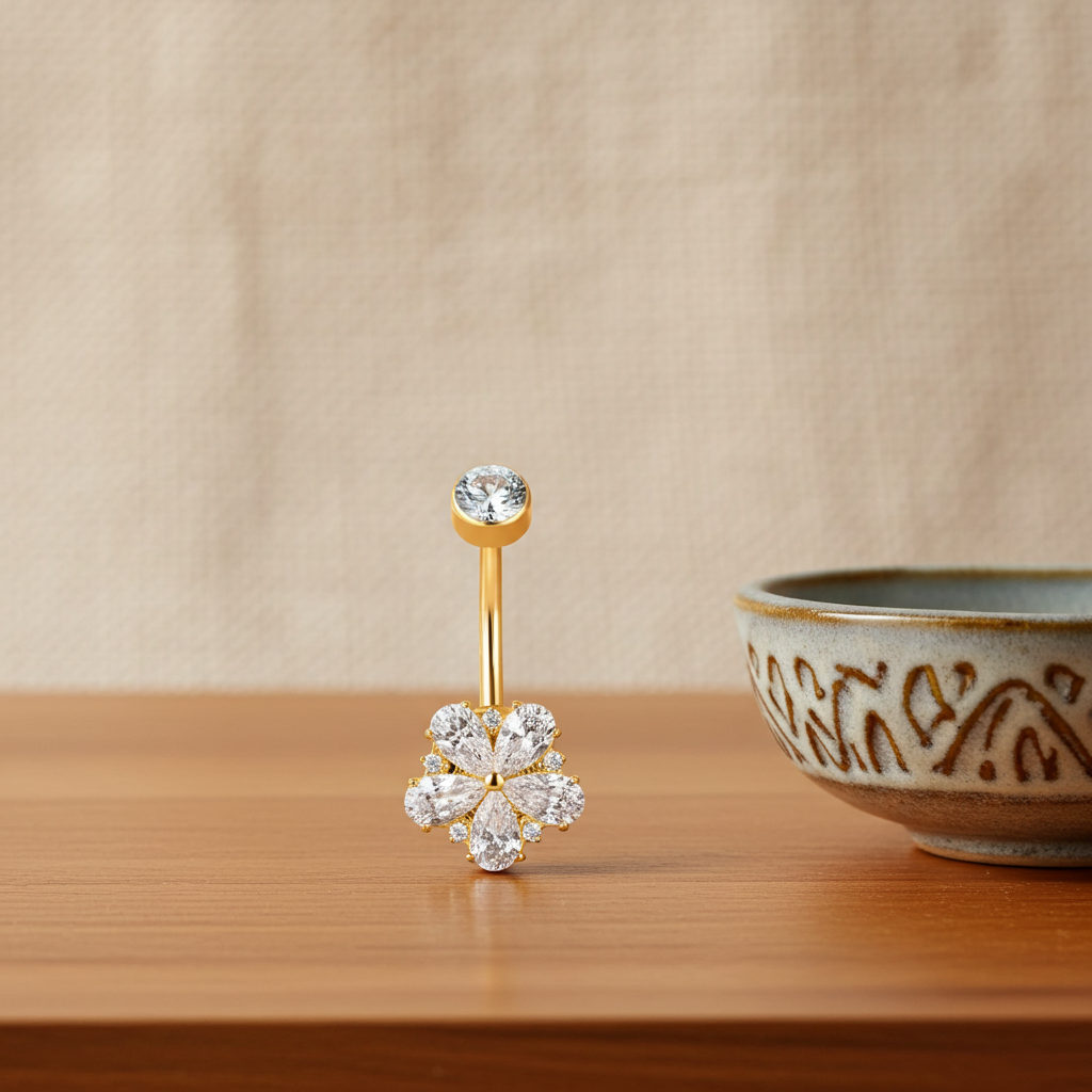 Titan Bauchnabelpiercing „Double Spark“ von ROYALSKIN mit funkelnden Steinen und eleganter Gestaltung, sichtbar auf dem Bild.