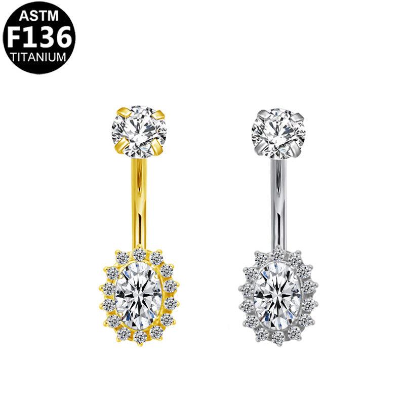 Bauchnabelpiercing aus Titan mit Halo-Zirkonia, elegantes Schmuckstück von ROYALSKIN, sichtbarer Piercing- und Schmuckdetail