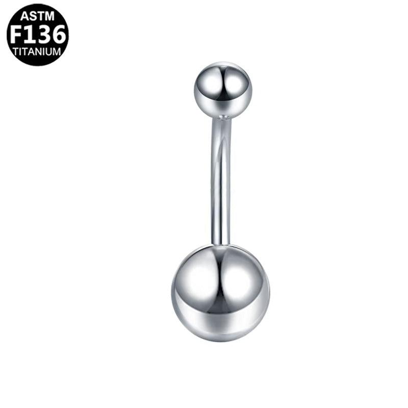 Titan-Bauchnabelpiercing von ROYALSKIN, schlichtes Basic Piercing mit glänzendem Design, sichtbar auf dem Bild