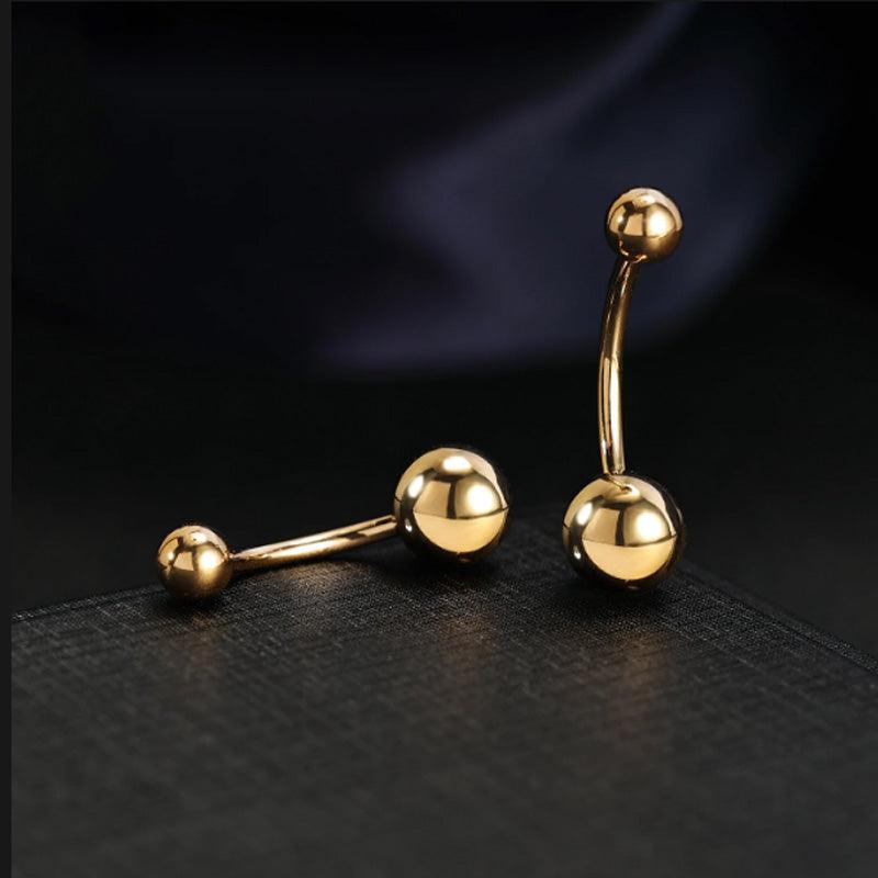 Titan-Bauchnabelpiercing von ROYALSKIN, schlichtes Design, aus langlebigem Titan, sichtbar auf dem Bild.