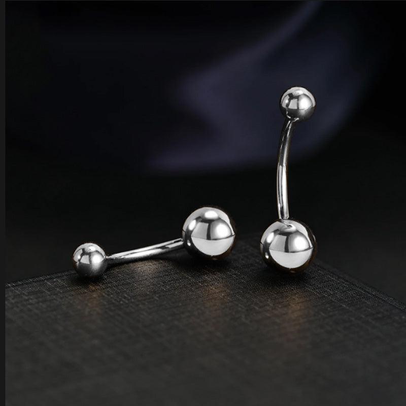 Titan Bauchnabelpiercing von ROYALSKIN, schlichtes Basic Design mit dekorativem Schmuck, sichtbar auf dem Produktbild.