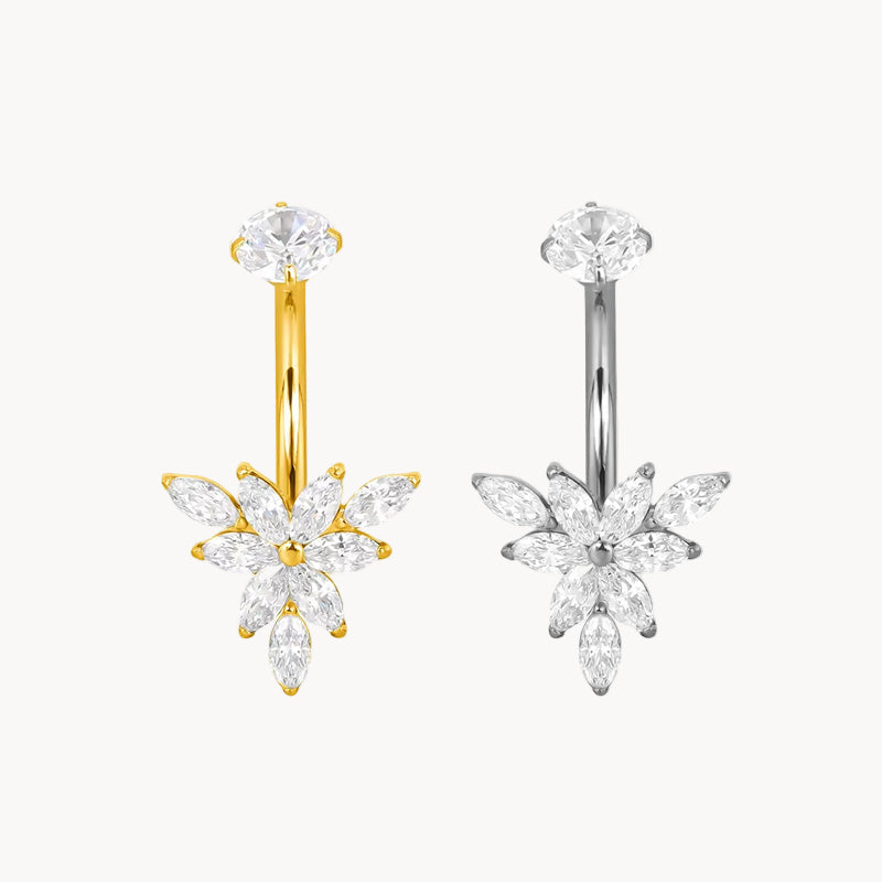 Titan Bauchnabelpiercing mit Bananabell und Blütenmotiv von ROYALSKIN, detailreiche Ansicht des Piercings.