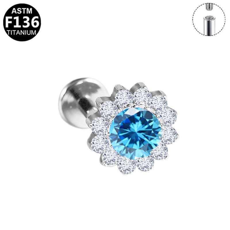 Titan Labret mit Zirkonia-Blume, ROYALSKIN Piercing, glänzender Schmuck mit funkelnder Blumen-Details, sichtbar auf dem Bild