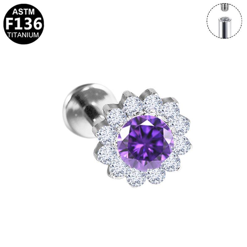 Titan Labret Piercing mit Zirkonia-Blume, elegantes Schmuckstück von ROYALSKIN, detailreiche Design, glänzender Kristall.