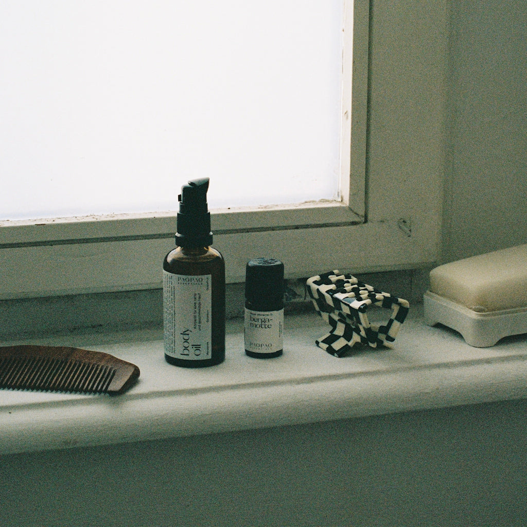 Pflegeöl von paopao essentials für zarte, geschmeidige Haut, flüssige Textur, in einer stilvollen Flasche, Nahaufnahme