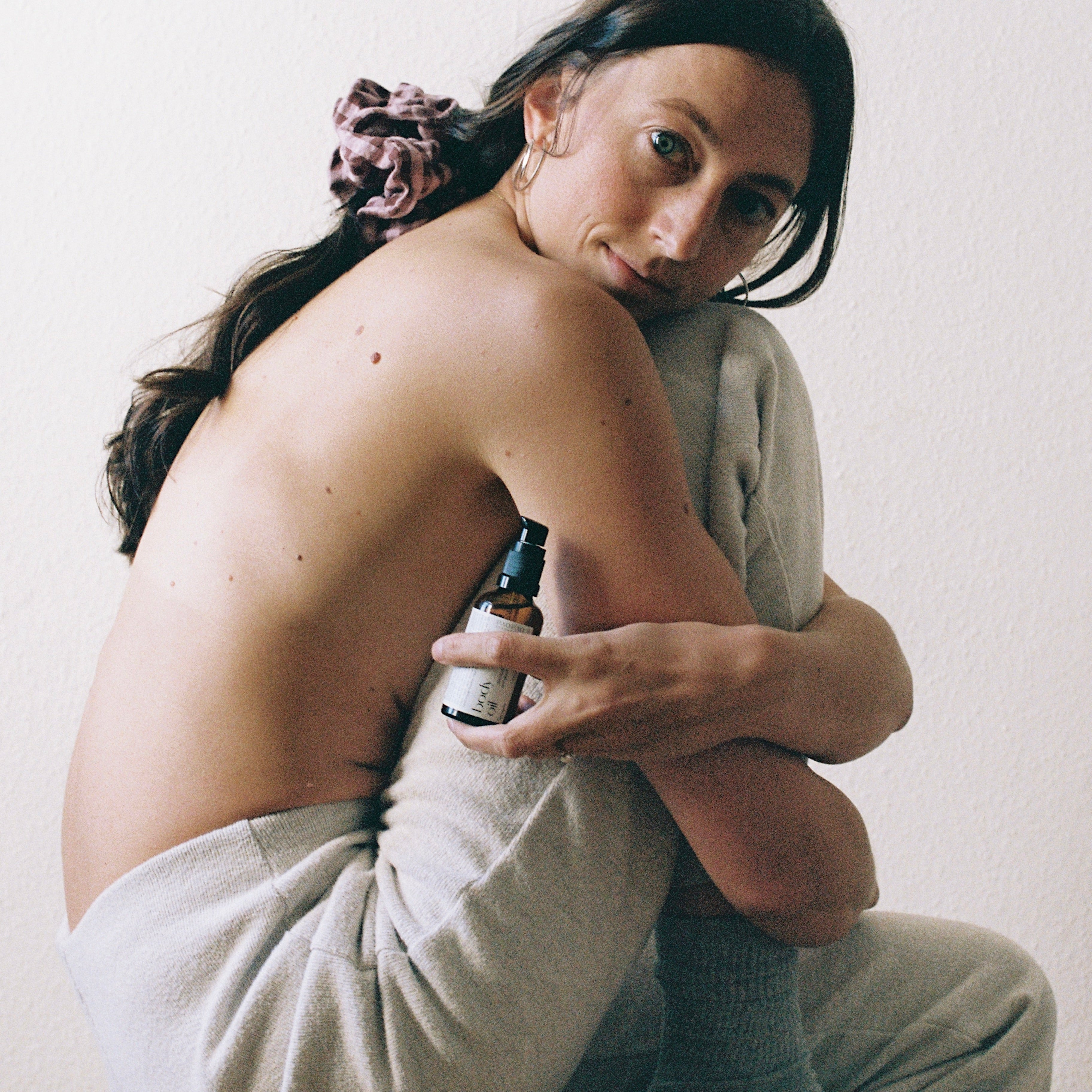 Pflegeöl von paopao essentials für eine zarte, geschmeidige Haut, Flasche mit goldener Verschlusskappe, Naturkosmetik für die Frau