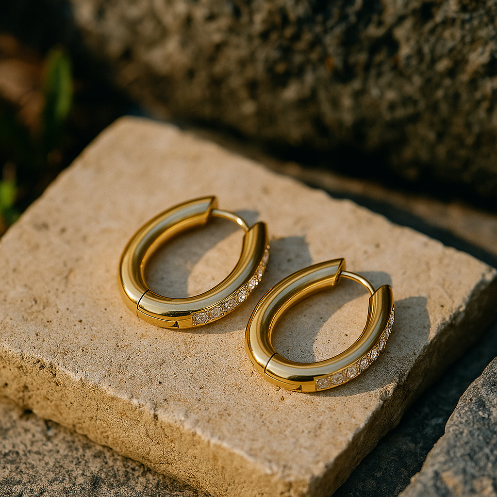 Goldene Creolen mit ovalem Kristallbesatz, elegante Ohrringe von ROYALSKIN, schimmerndes Schmuckstück für Damen