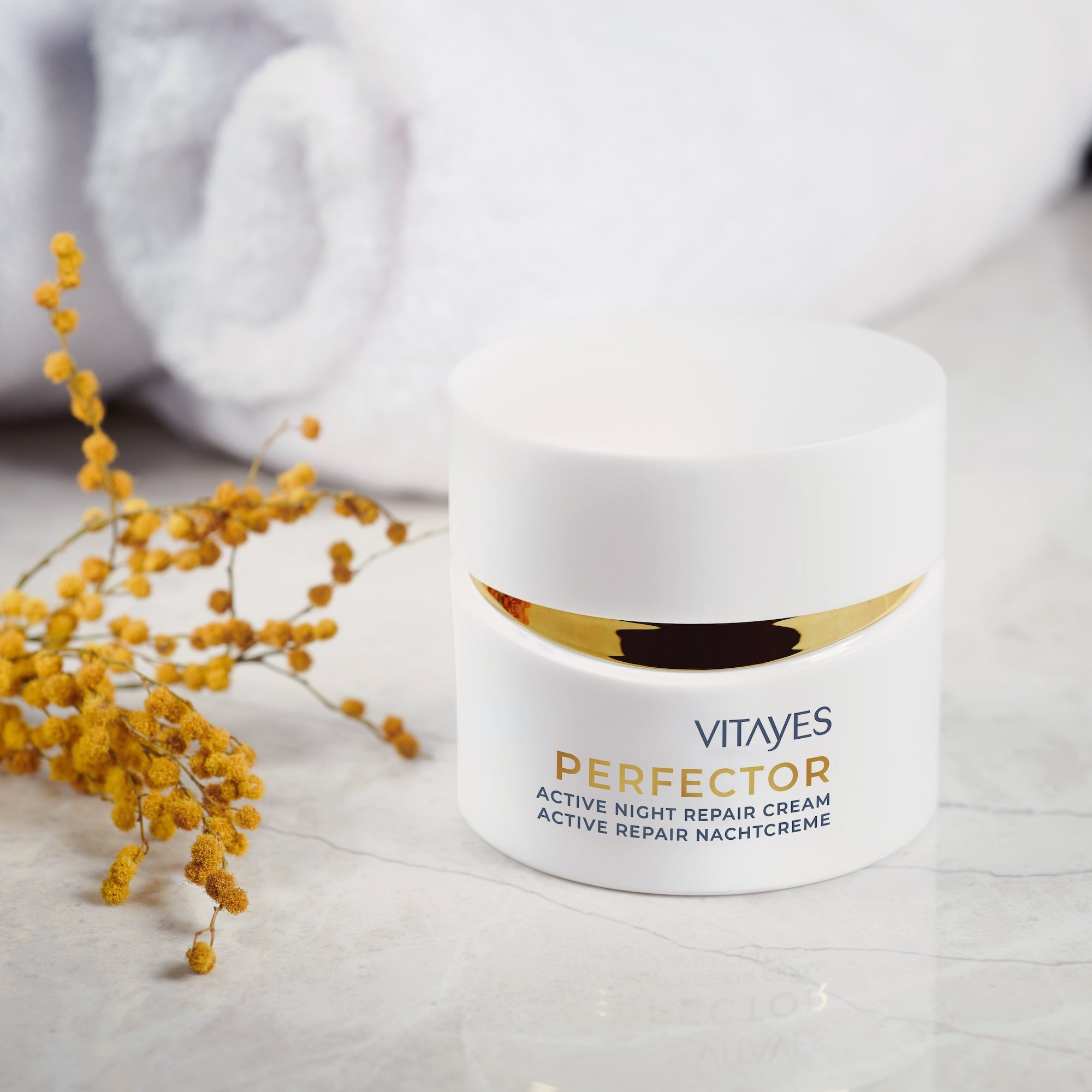 Vitayes Perfector Cell Renewal Nachtcreme in 50 ml, zeigt die gepflegte Textur der Antifalten-Nachtcreme für reife Haut.