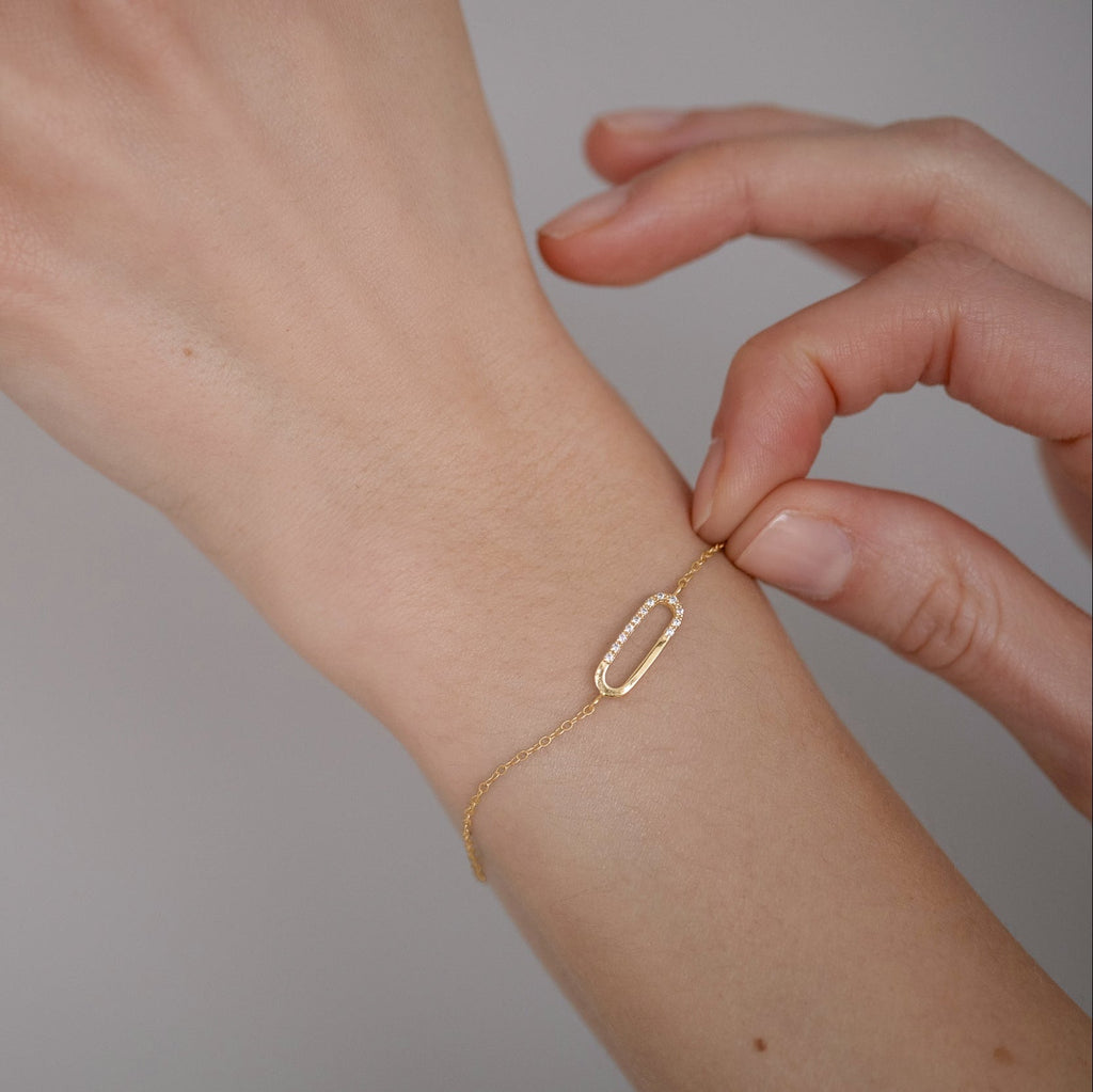 Elegantes Ava Armband aus 925 Silber mit 18K Gold von Studio Karl, sichtbar mit filigraner Gestaltung und glänzendem Finish