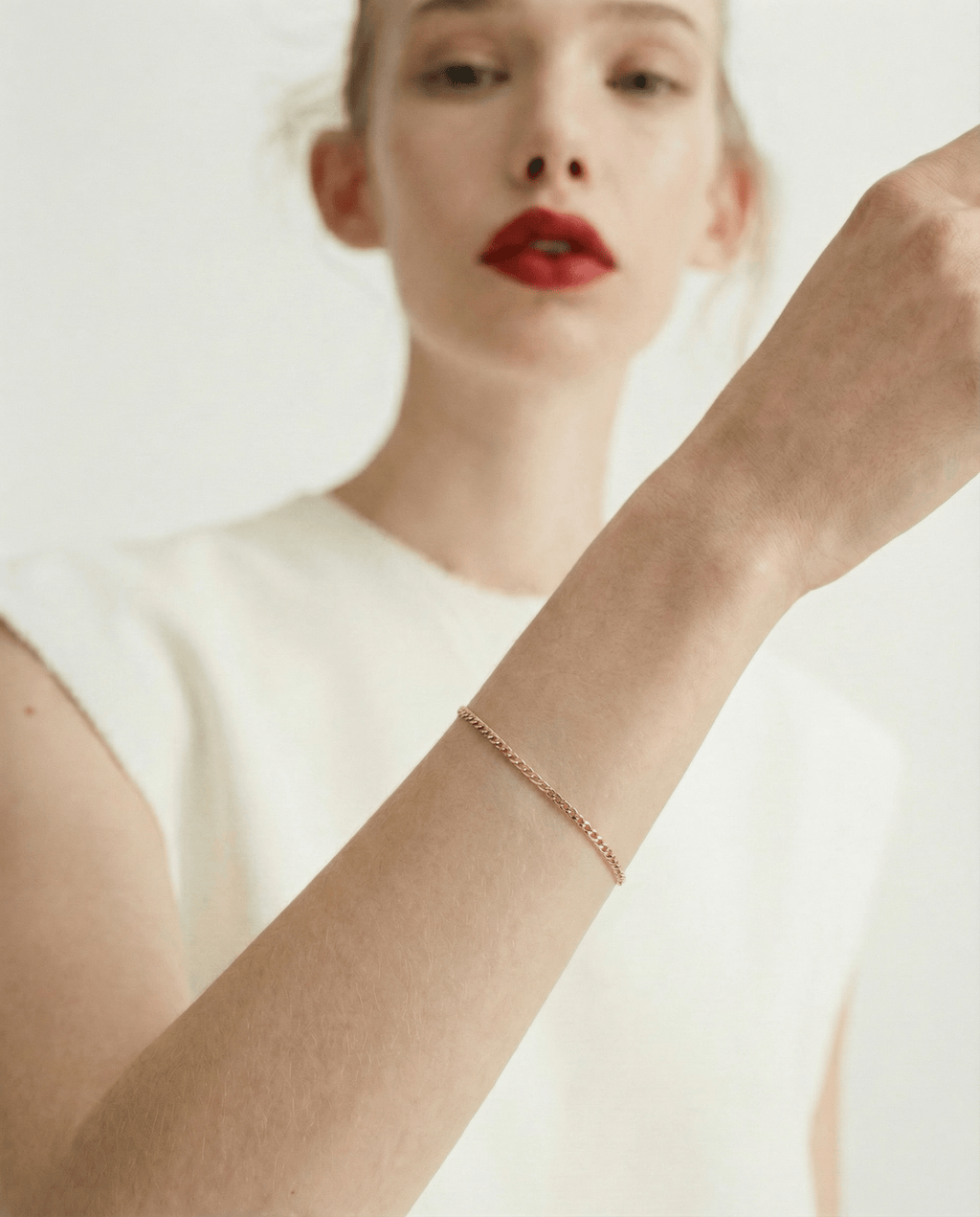 Elegantes Lyn Armband aus 925 Silber von Studio Karl, Kettenarmband mit filigranem Design, liegend auf hellem Hintergrund.