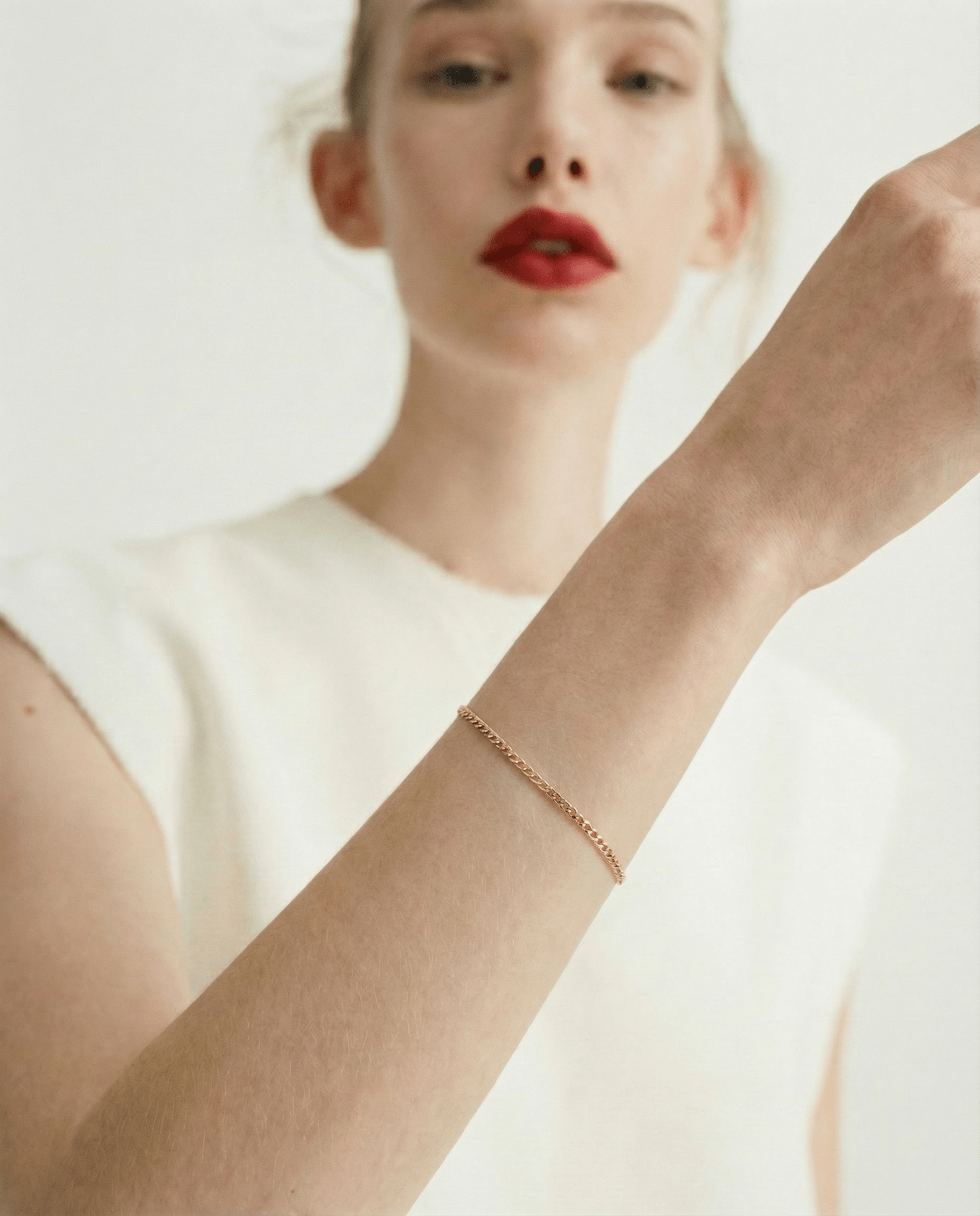 Elegantes Lyn Armband aus 925 Silber von Studio Karl, Kettenarmband mit filigranem Design, liegend auf hellem Hintergrund.