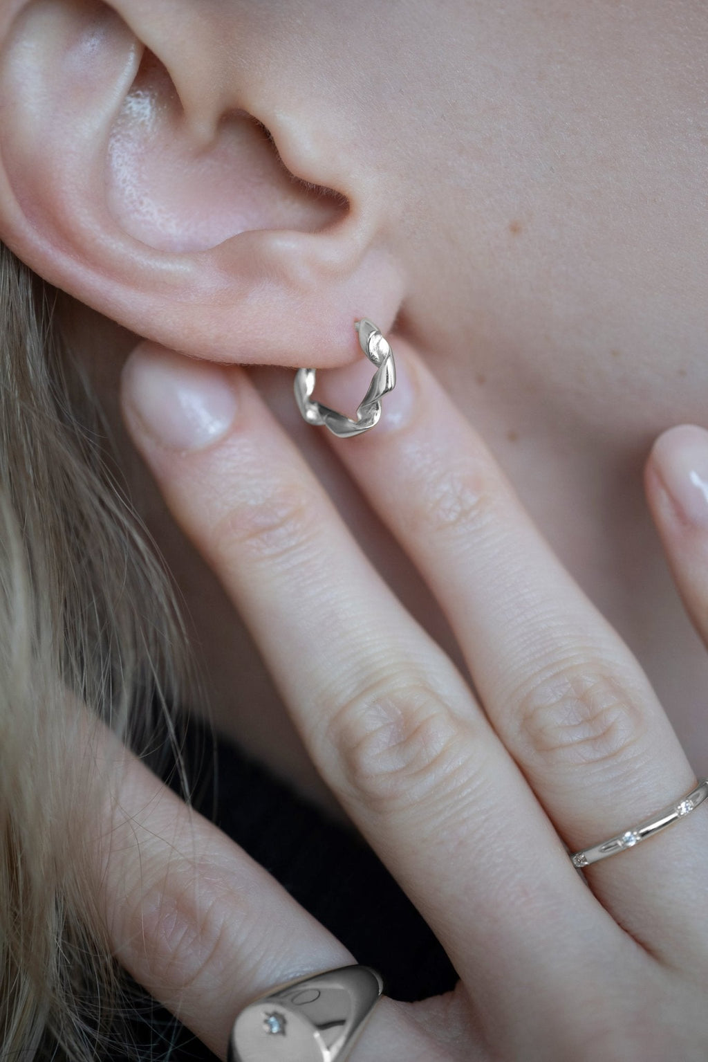 Gedrehte Creolen aus 925 Silber von Studio Karl, kreisförmige Ohrringe mit filigraner Handwerkskunst