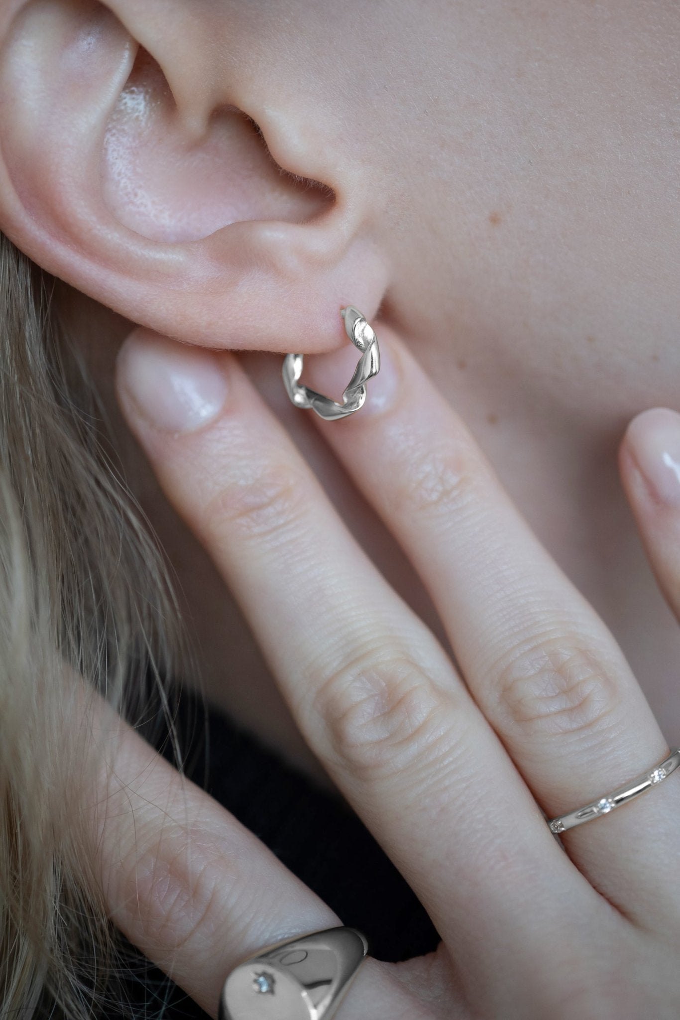 Gedrehte Creolen aus 925 Silber von Studio Karl, kreisförmige Ohrringe mit filigraner Handwerkskunst