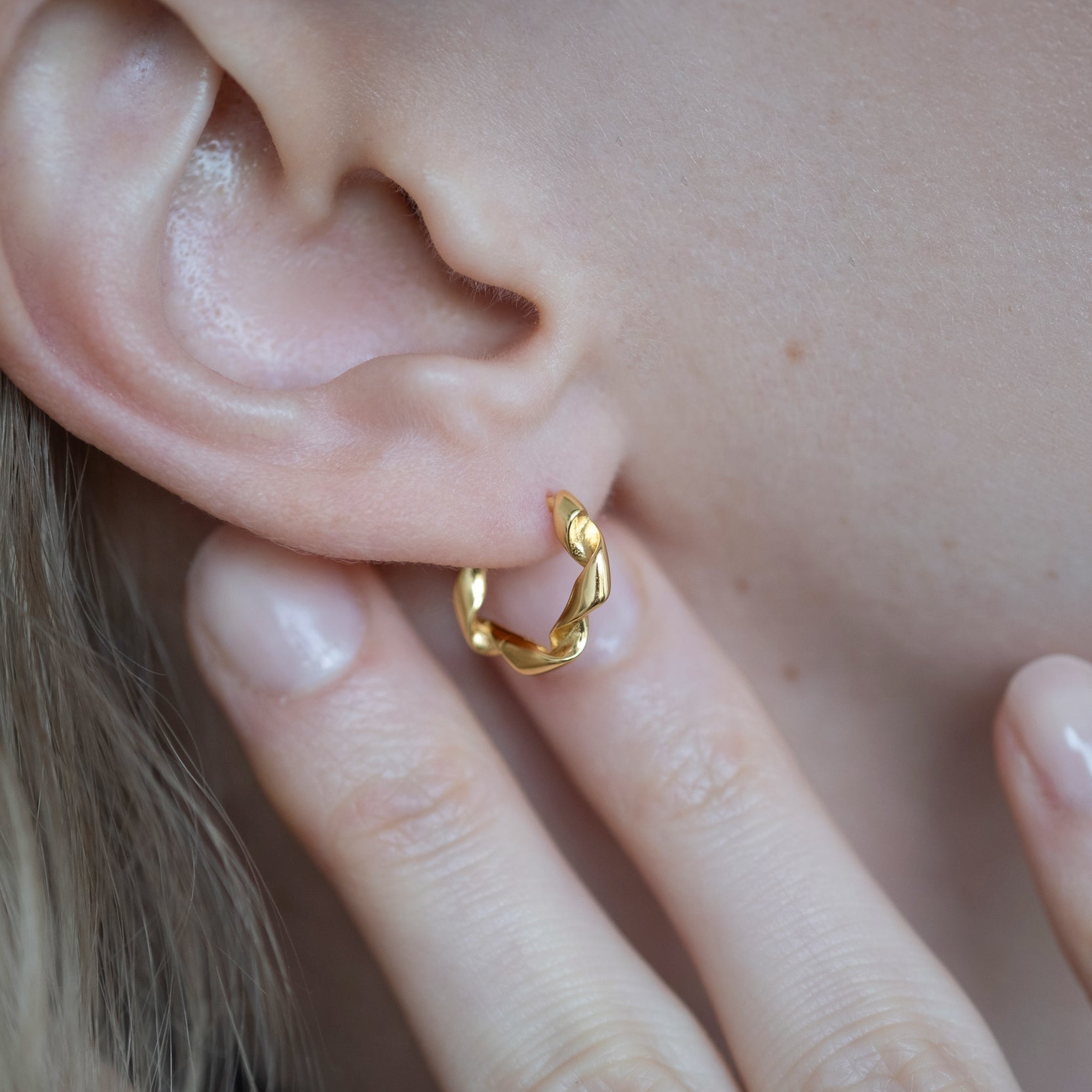 Gedrehte Creolen aus 925 Silber von Studio Karl, runde Ohrschmuck mit elegantem Design.