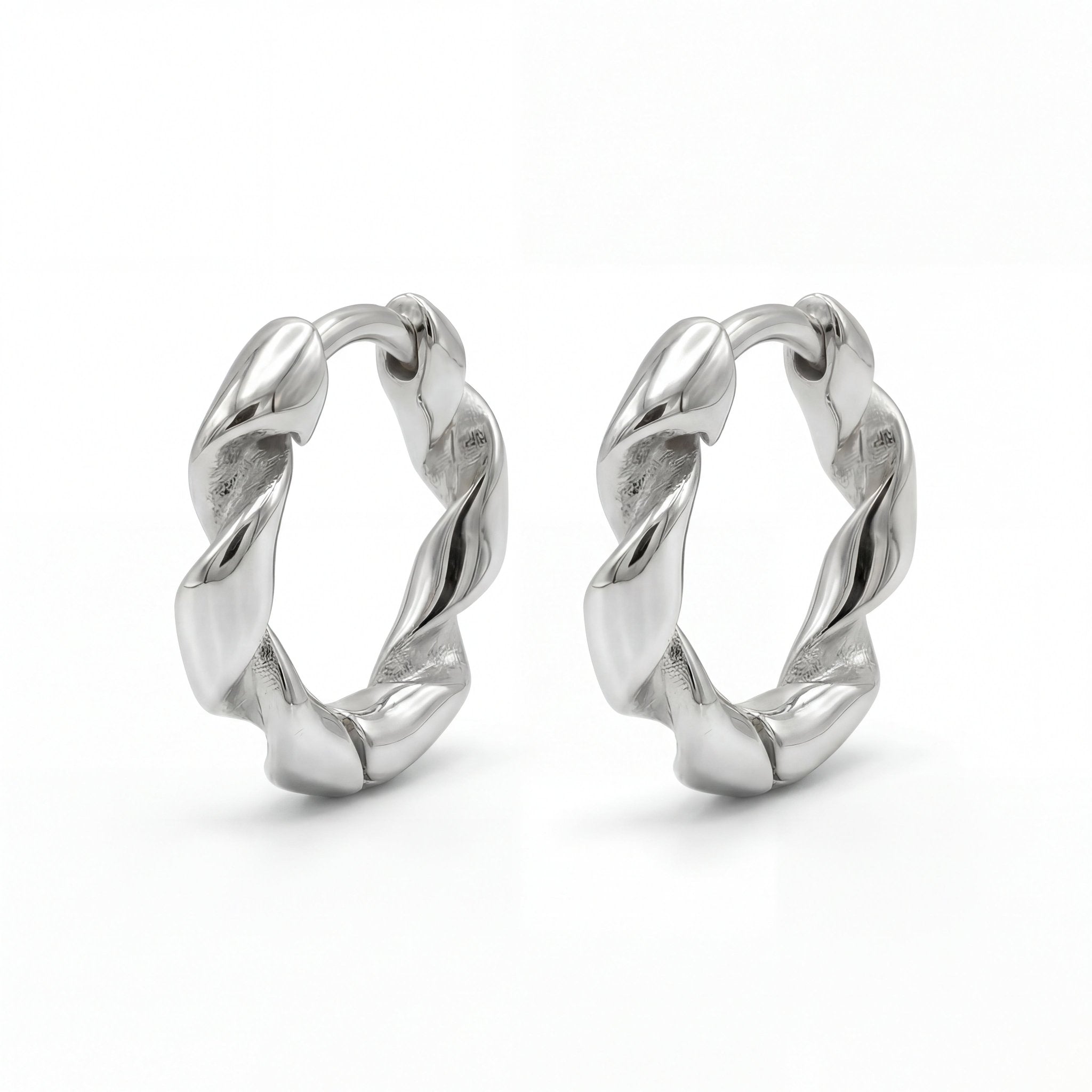 Gedrehte Creolen aus 925 Silber von Studio Karl, elegante runde Ohrringe mit kreisförmigem Design.