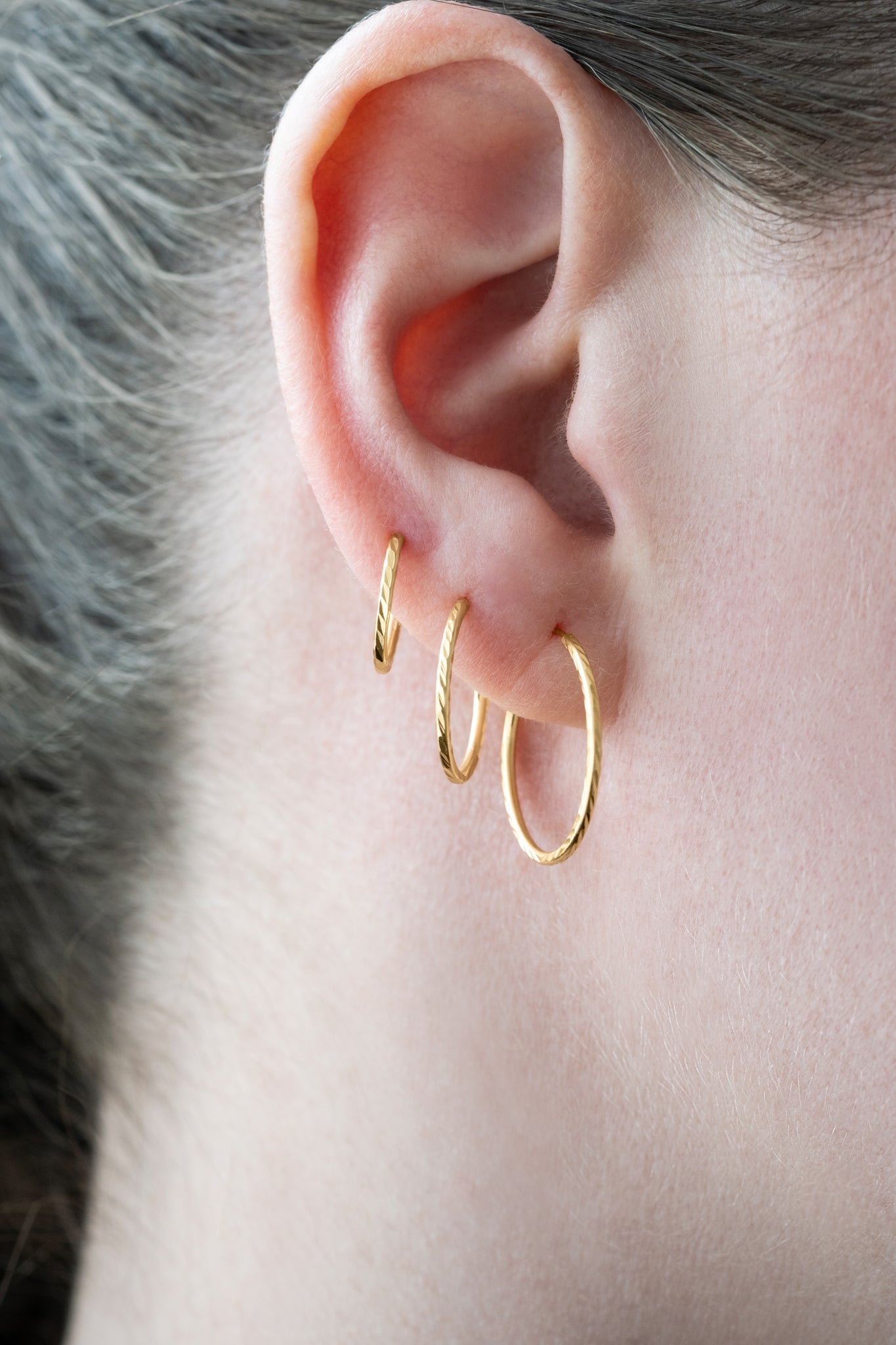 Creole Luma Ohrringe mit Diamantschliff aus 925 Silber von Studio Karl, elegante Creolen mit funkelndem Schliff.