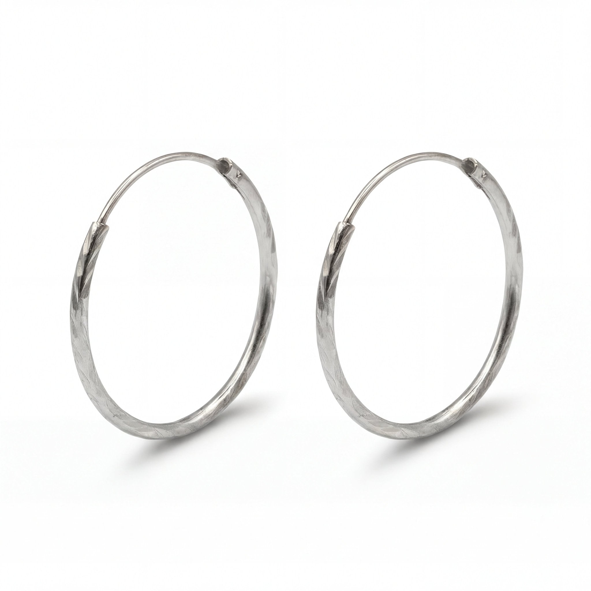 Creole Luma Ohrringe aus 925 Silber mit Diamantschliff, elegante Creolen von Studio Karl.