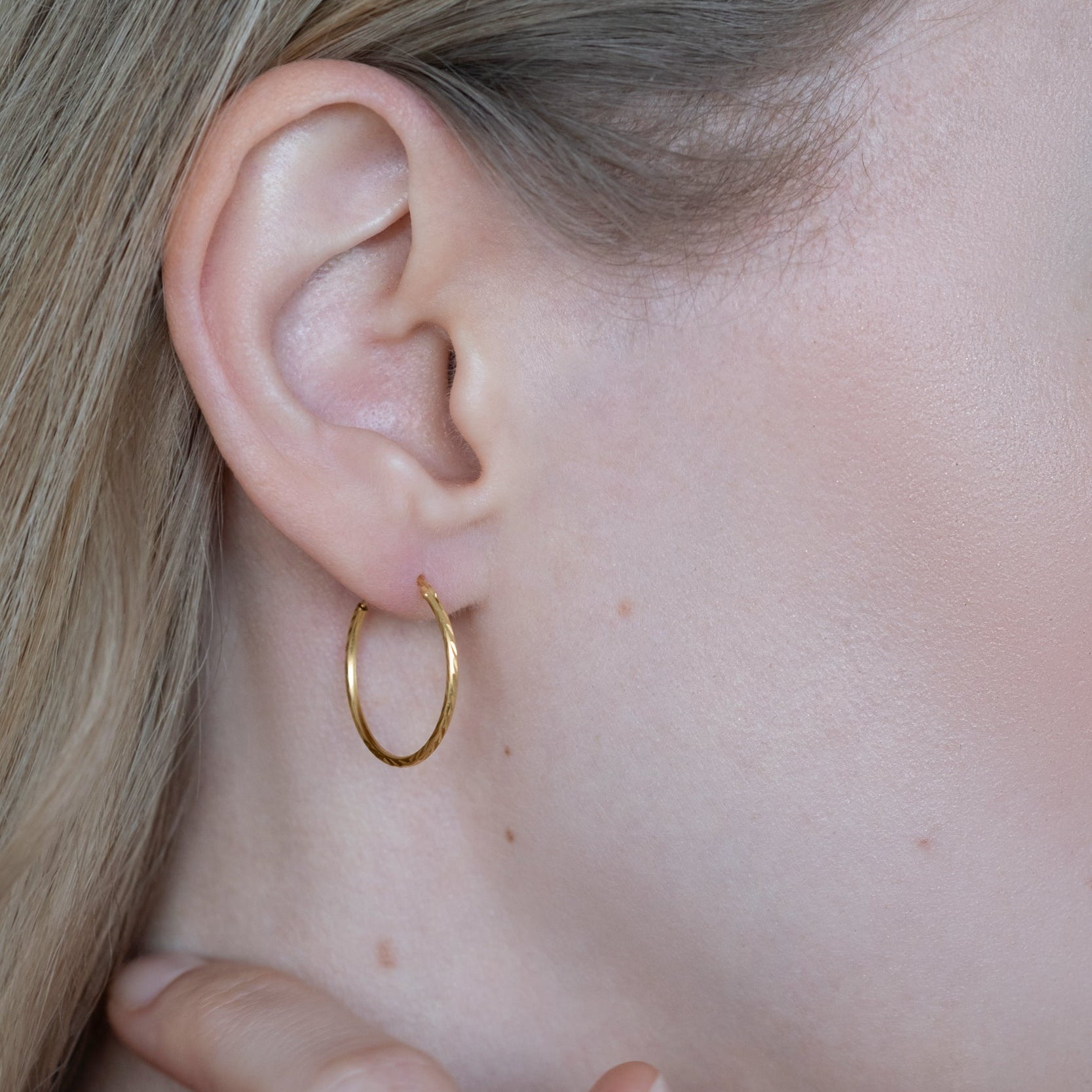 Sterling Silber Creolen mit Diamantschliff, elegante Ohrringe von Studio Karl, glänzend und fein gearbeitet.