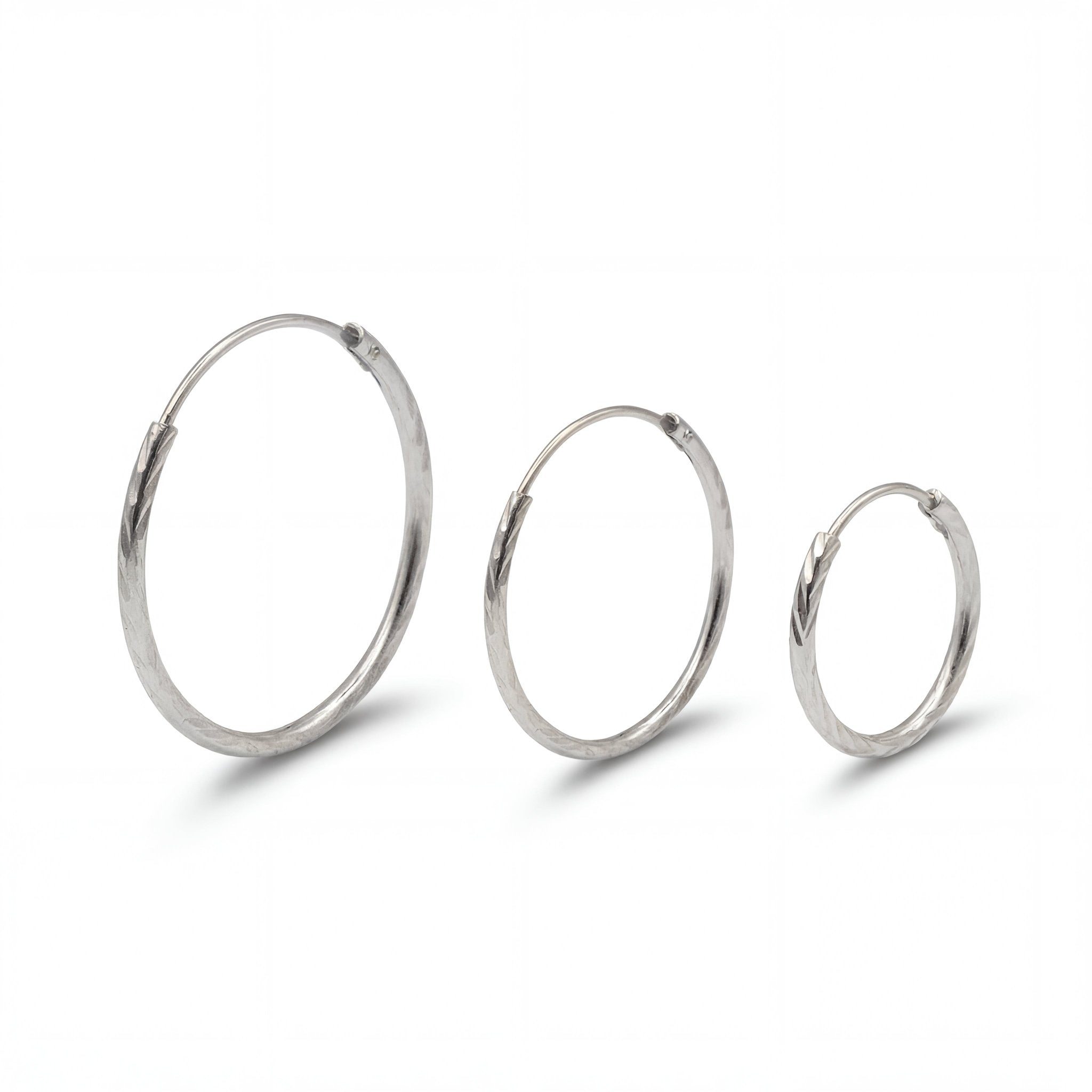 Sterling Silber Creolen mit Diamantschliff, Luma-Design, elegante Ohrringe von Studio Karl