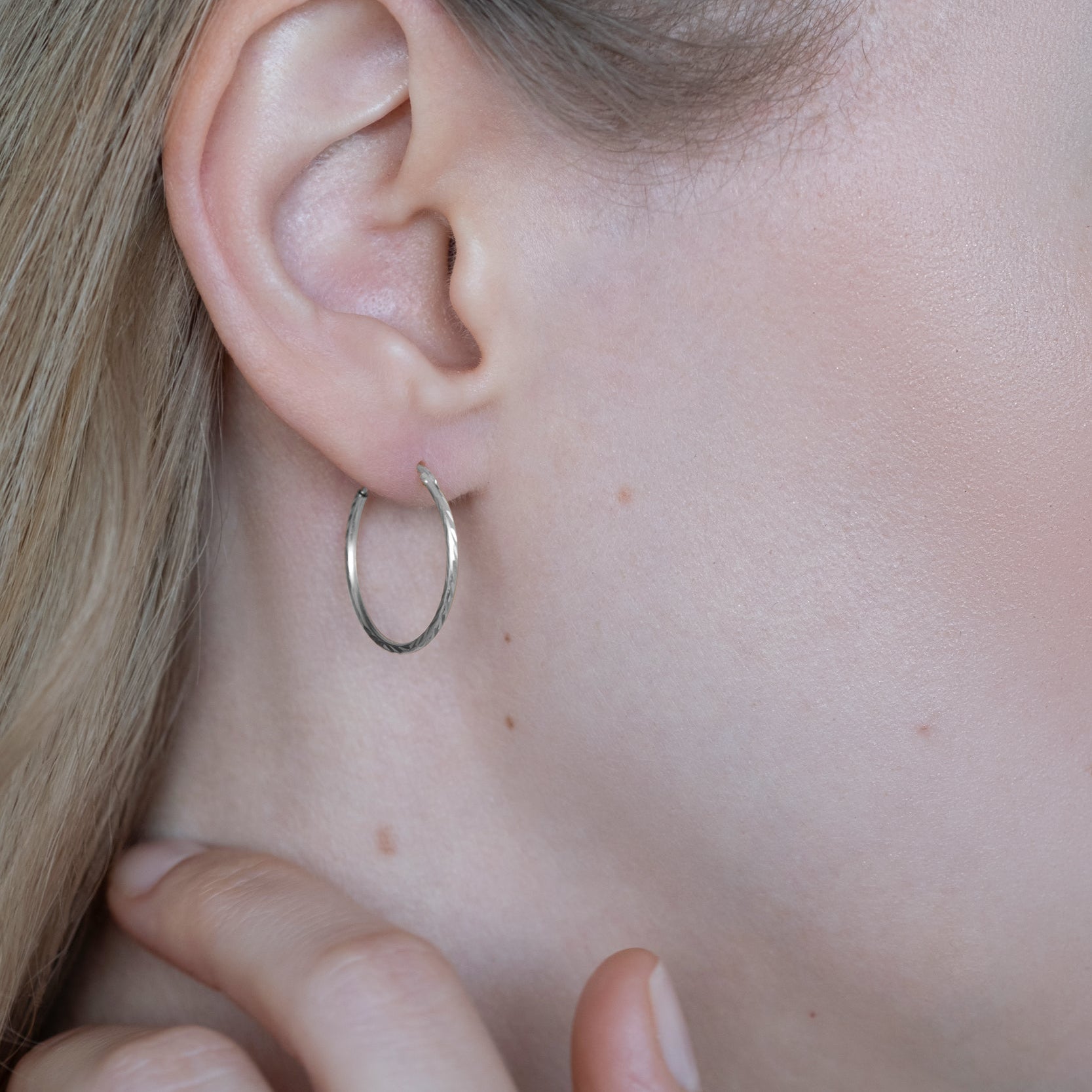 Sterling Silber Creolen mit Diamantschliff, Luma-Design, elegante Ohrringe von Studio Karl, glänzend und stilvoll