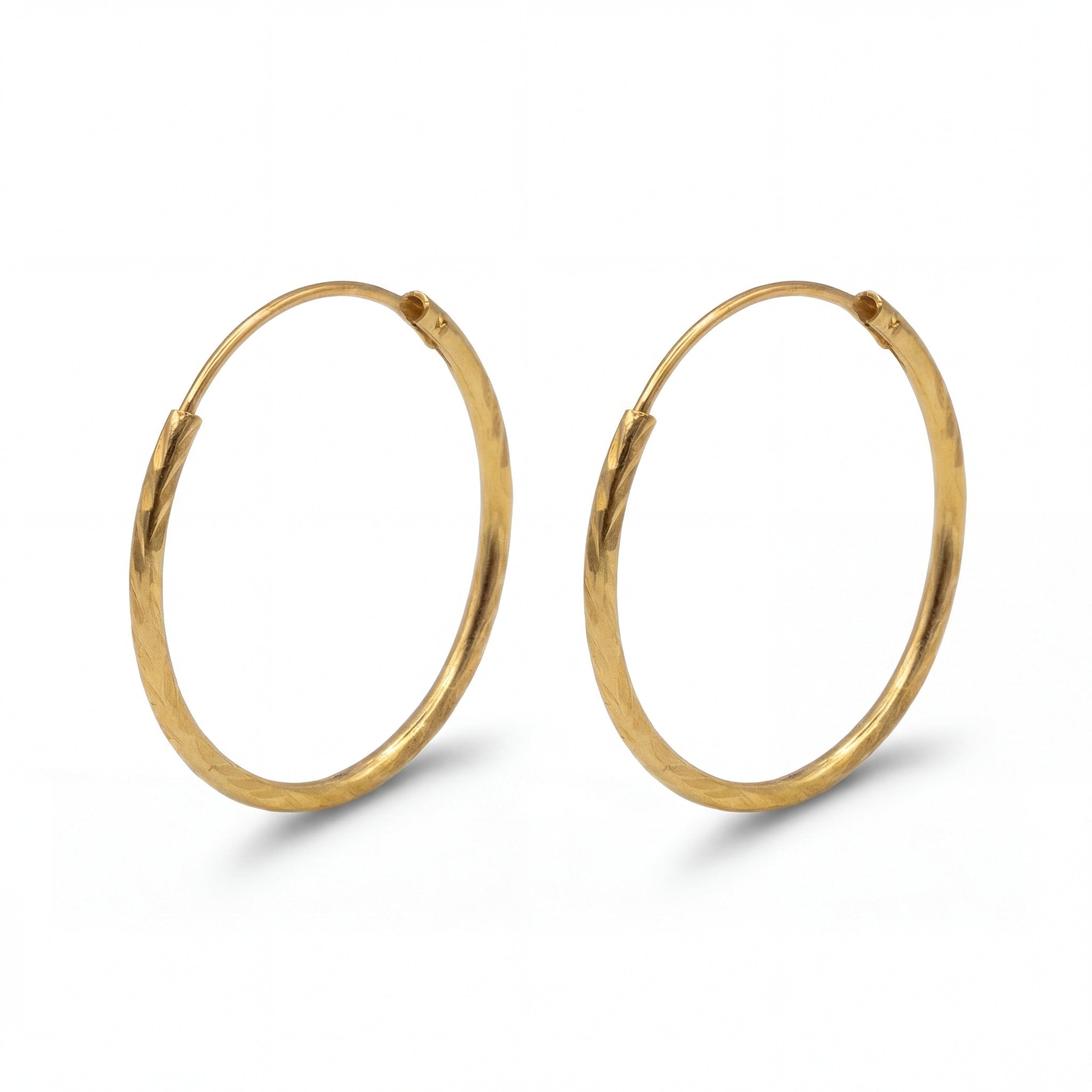 Creolen Luma aus 925 Silber mit Diamantschliff, elegante Ohrringe von Studio Karl, glänzend und fein gearbeitet.