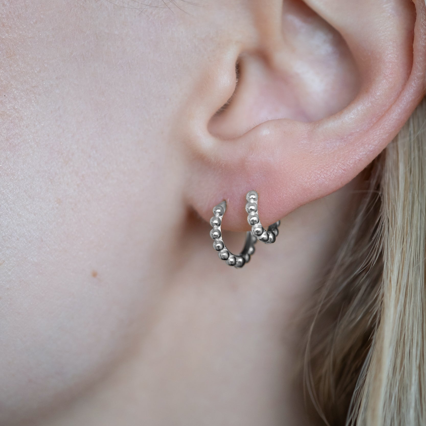 Große Kugelcreolen aus 925 Silber von Studio Karl, elegante Creolen Zina Big, sichtbare Details und glänzendes Silbermaterial