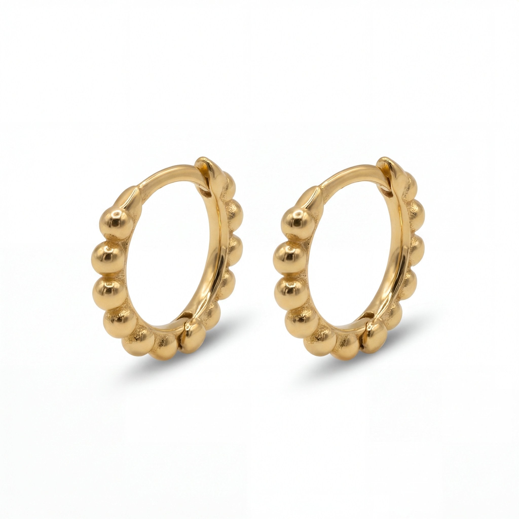 Große Creolen Zina Big aus 925 Silber, Kugel-Design, von Studio Karl, detailreiche Ohrringe mit glänzendem Finish.