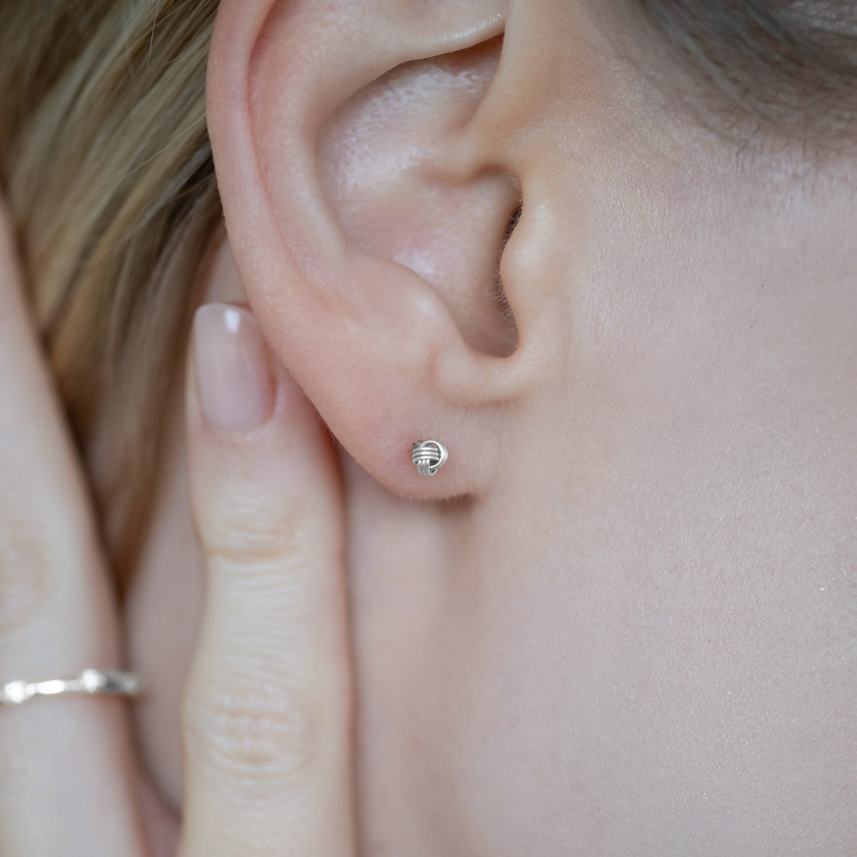Niva Ohrstecker – Mini Knoten 925 Silber & 18K Gold - "Beauty by Fifi"