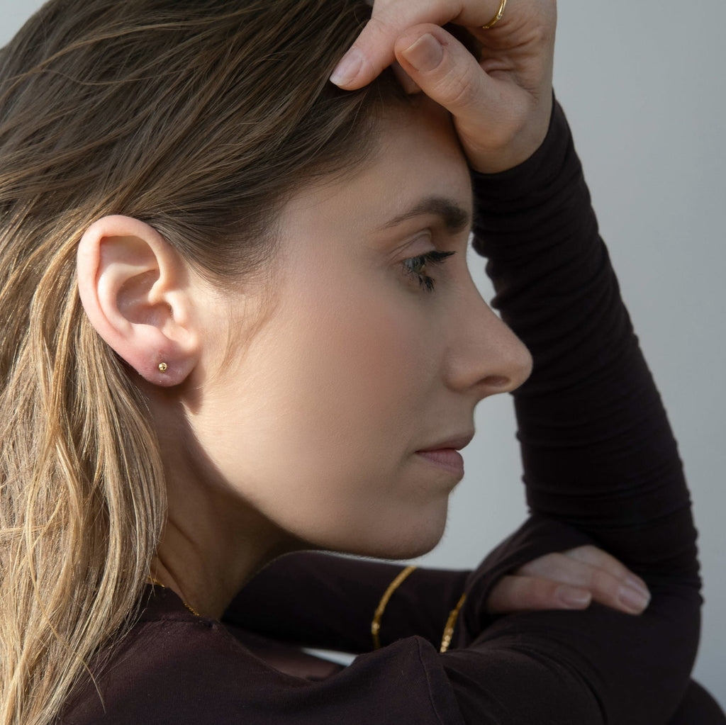 Niva Ohrstecker – Mini Knoten 925 Silber & 18K Gold - "Beauty by Fifi"