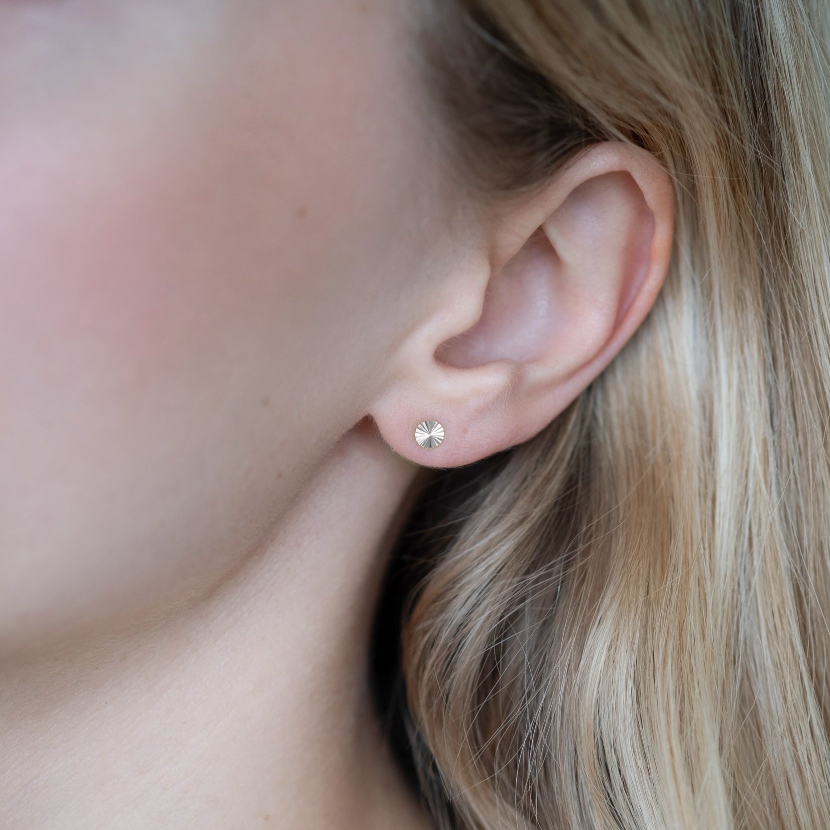 Aura Ohrstecker aus 925 Silber und 18K Gold mit Sonnenstrahlen-Design, stilvolle Ohrstecker von Studio Karl