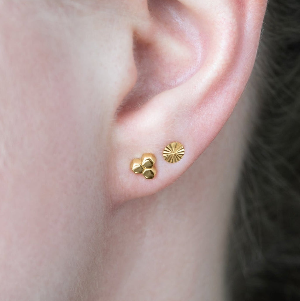 Hexa II Ohrstecker – Wabendesign 925 Silber & 18K Gold - "Beauty by Fifi"