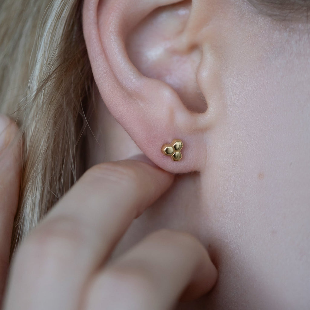 Hexa II Ohrstecker – Wabendesign 925 Silber & 18K Gold - "Beauty by Fifi"