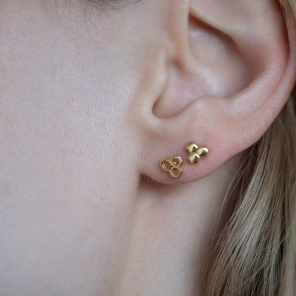 Hexa II Ohrstecker – Wabendesign 925 Silber & 18K Gold - "Beauty by Fifi"