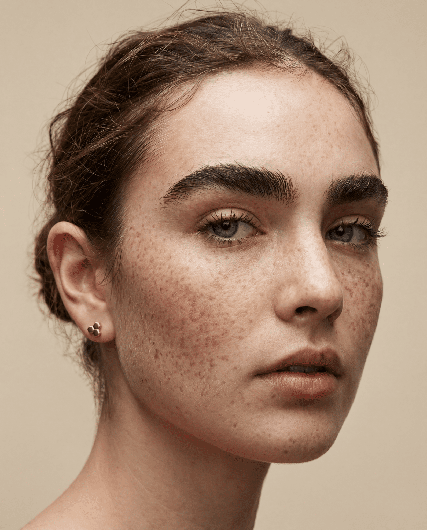 Hexa II Ohrstecker – Wabendesign 925 Silber & 18K Gold - "Beauty by Fifi"