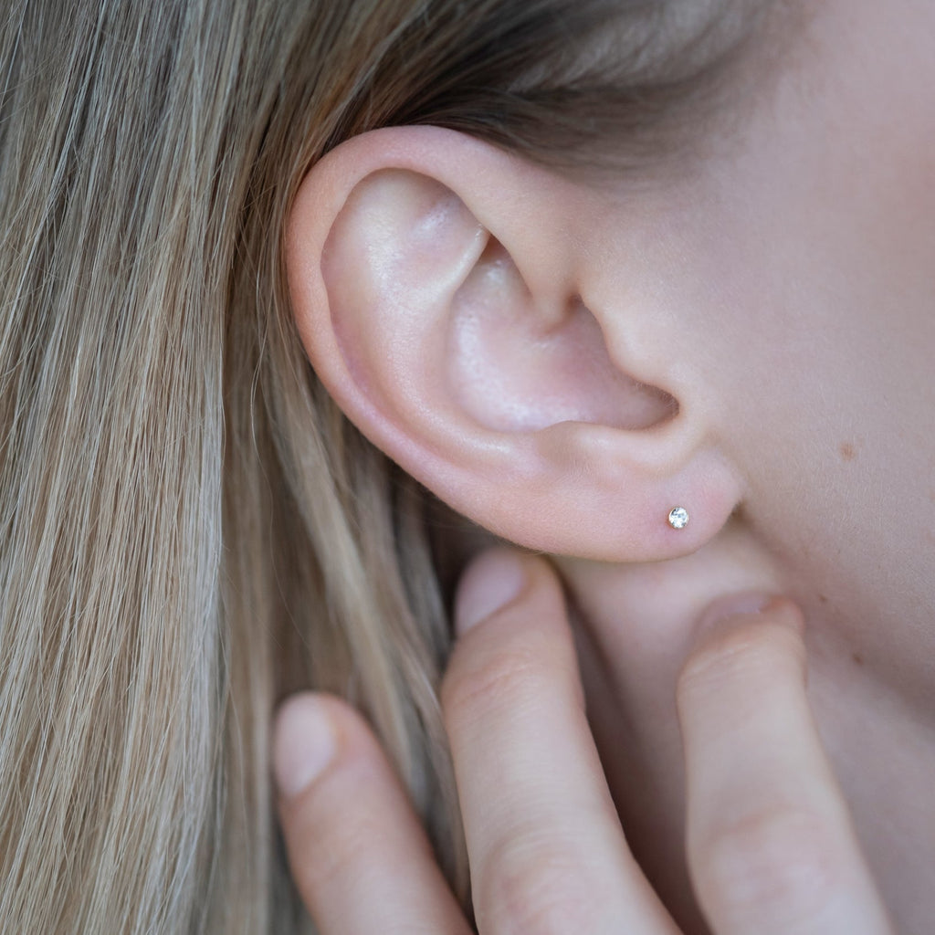 Sterling Silber Luna Ohrstecker mit Zirkonia und 18K Gold, stilvolle Ohrschmuck von Studio Karl, detailreiche Schmuckaufnahme