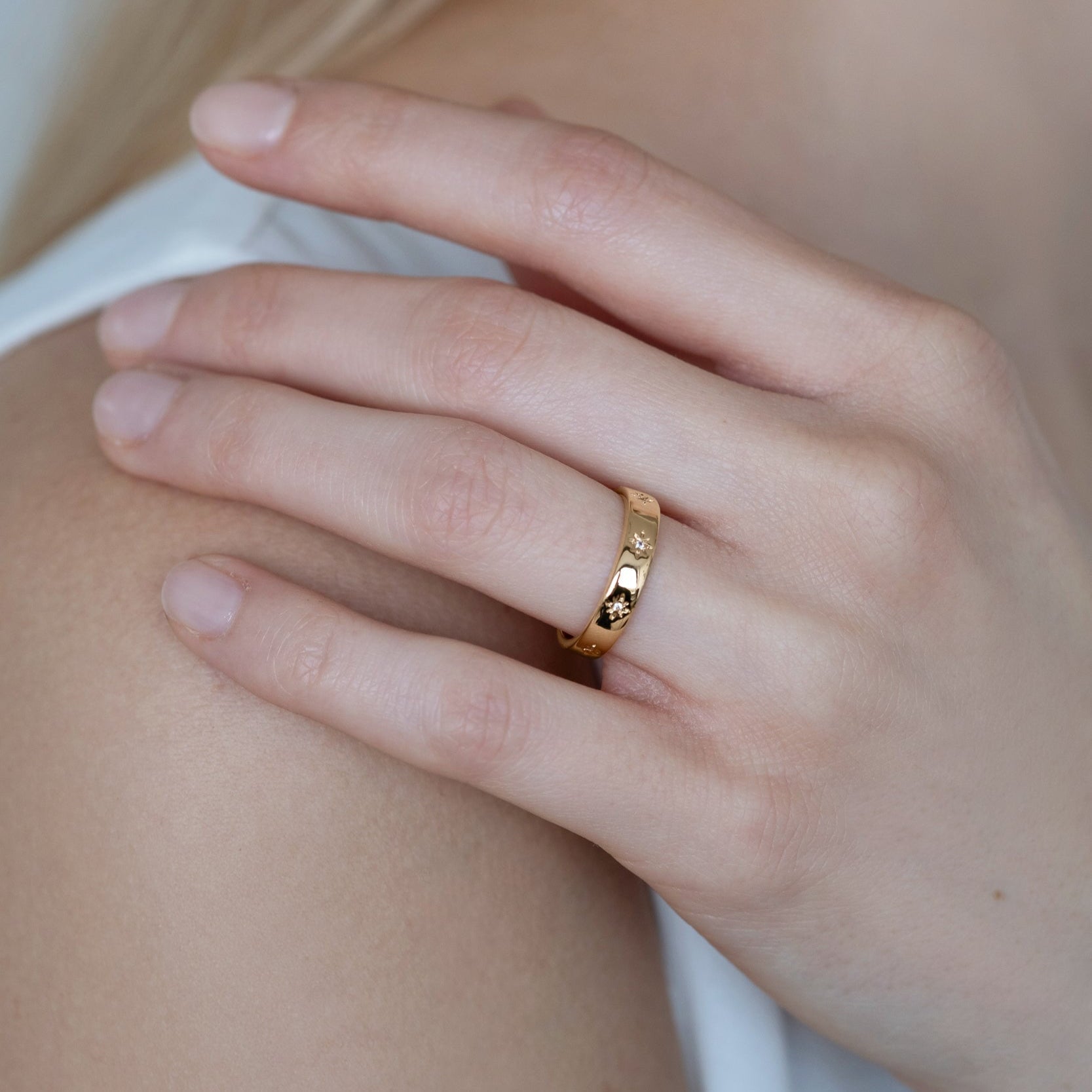 Ellis Ring aus 18K Gold Vermeil von Studio Karl, eleganter Damenring mit glänzendem Finish und schlichter Design.