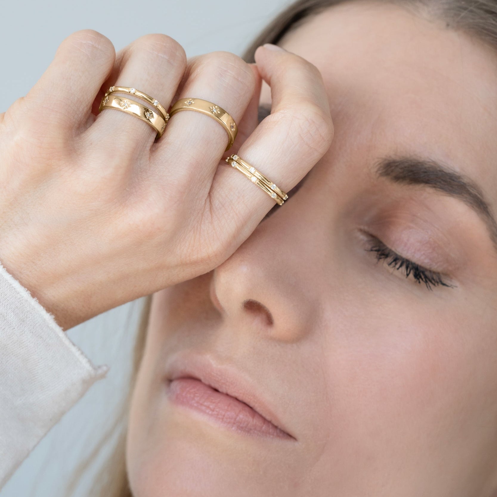 Goldverzierter Ellis-Ring aus 18 Karat Gold Vermeil von Studio Karl, detailreiche Schmuckgestaltung, eleganter Damenring