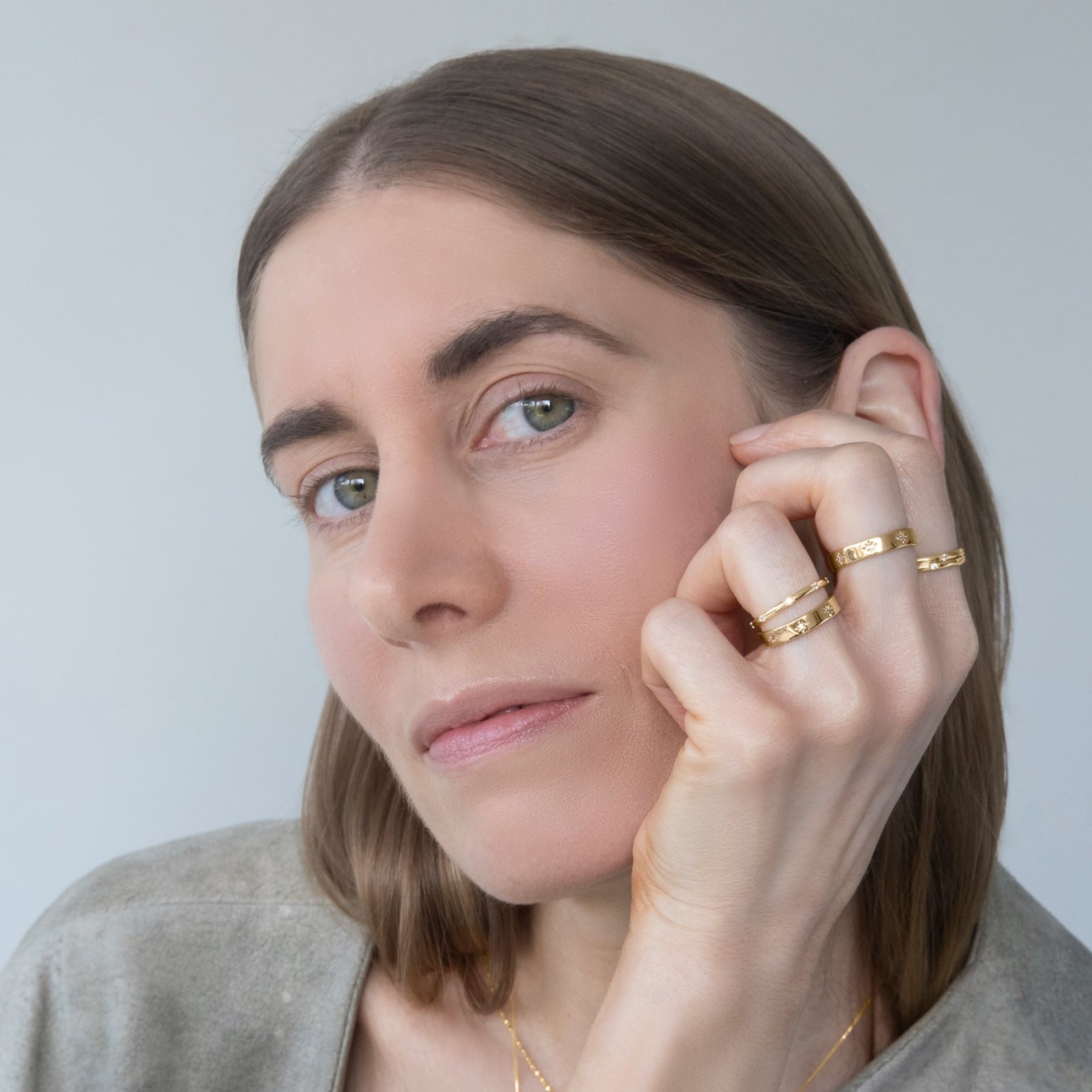 Goldring Ellis aus 18K Vergoldung von Studio Karl, stilvoller Damenring mit elegantem Design, Nahaufnahme.